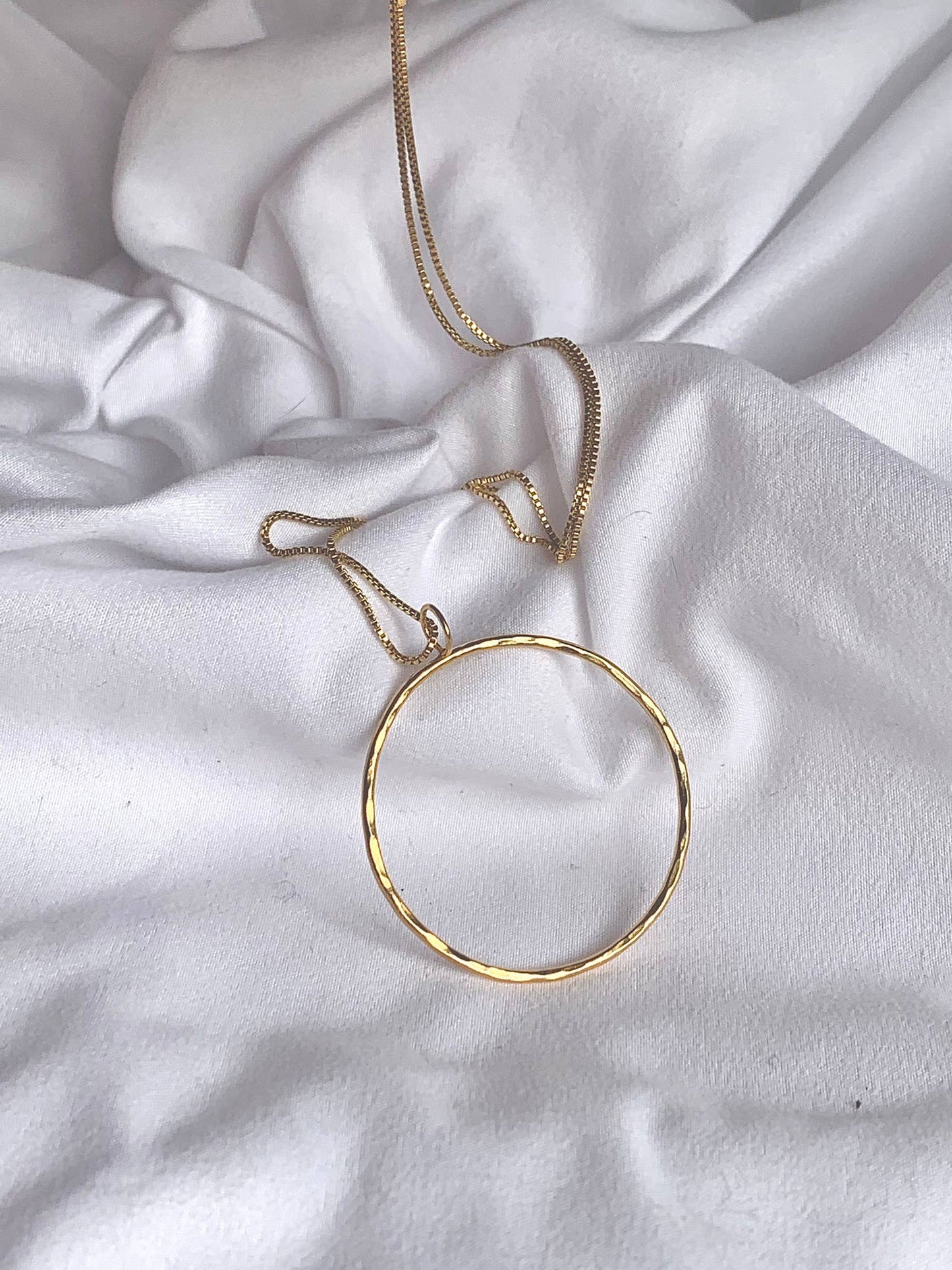 Hammered Circle Necklace: Box chain 20"