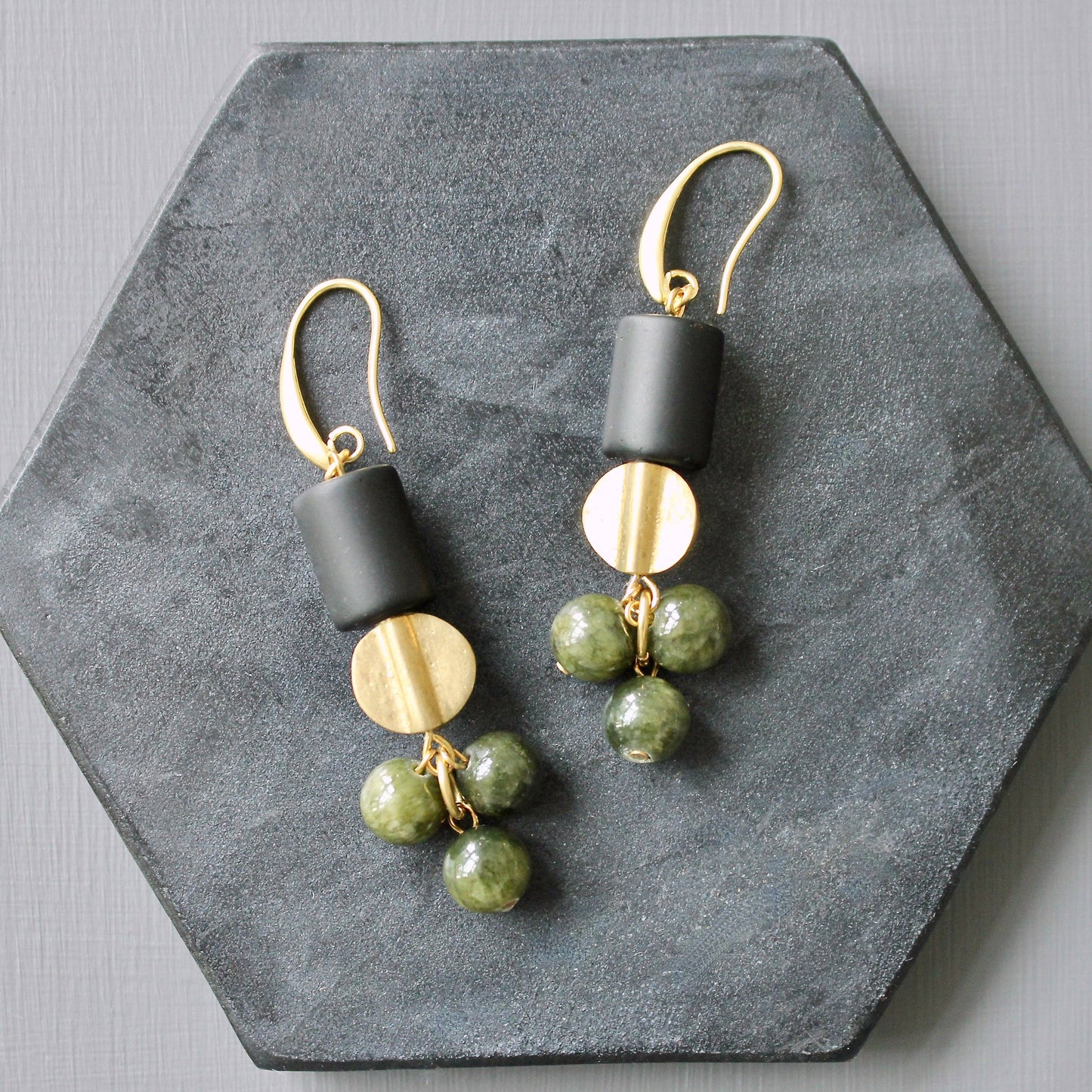 JLTE38 black and green cluster earrings