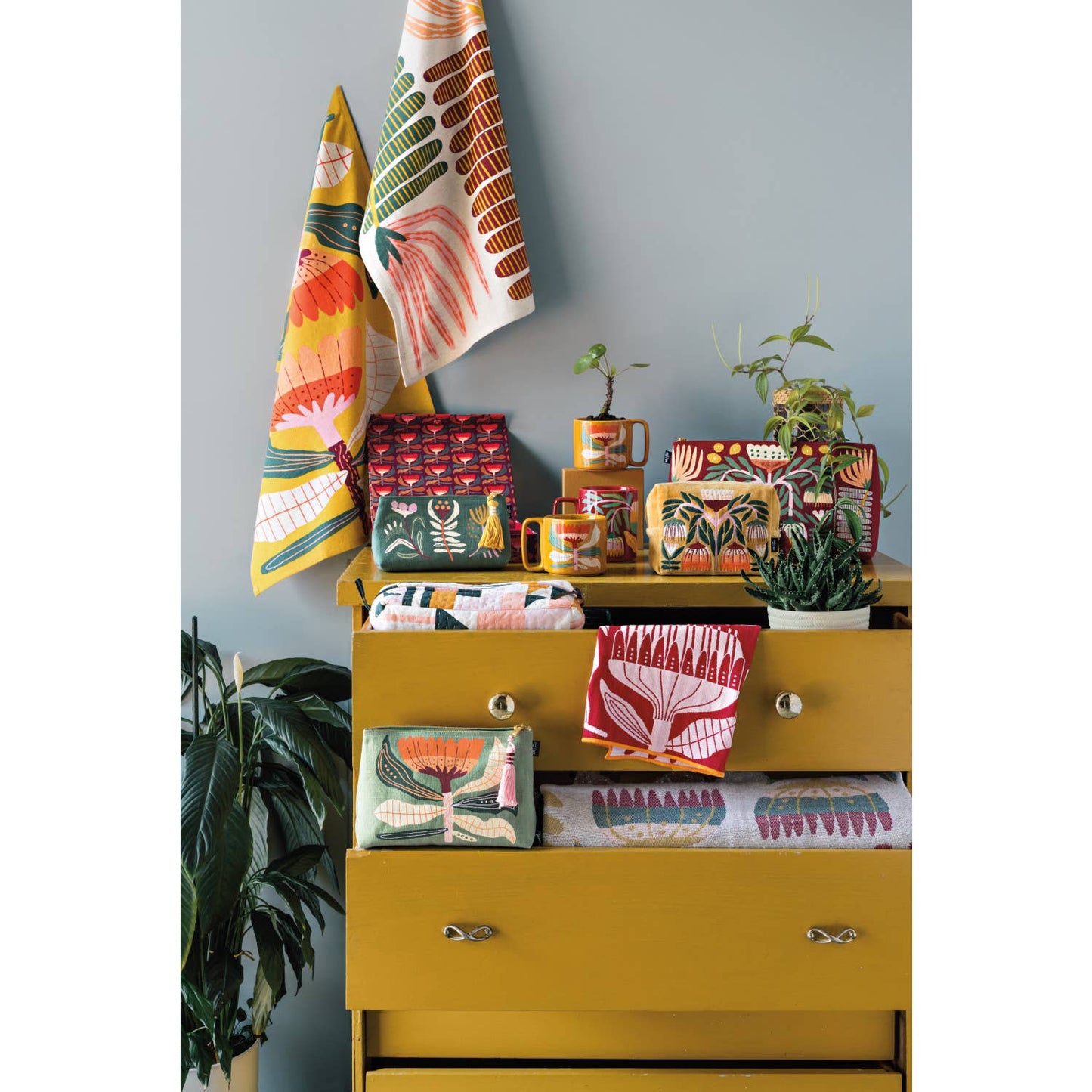 Mustard Venus Midi Studio Mug