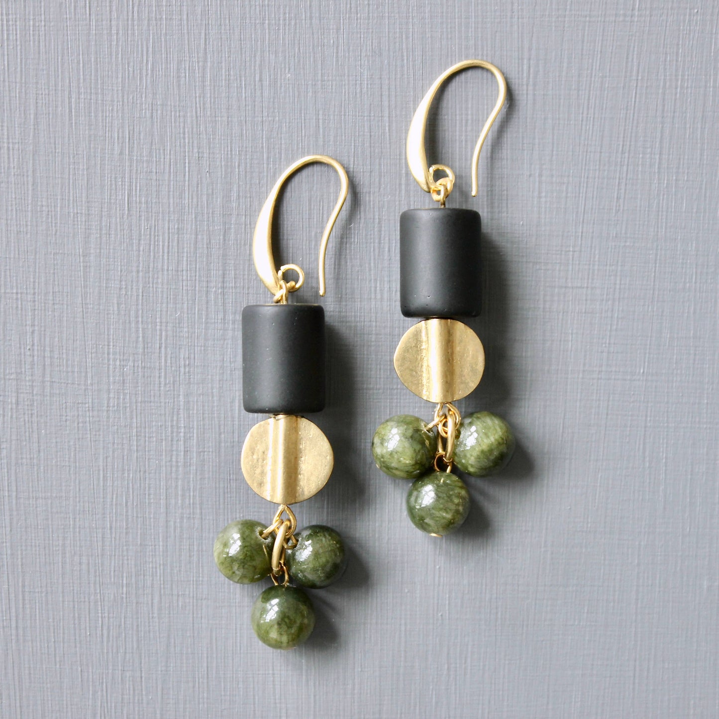 JLTE38 black and green cluster earrings
