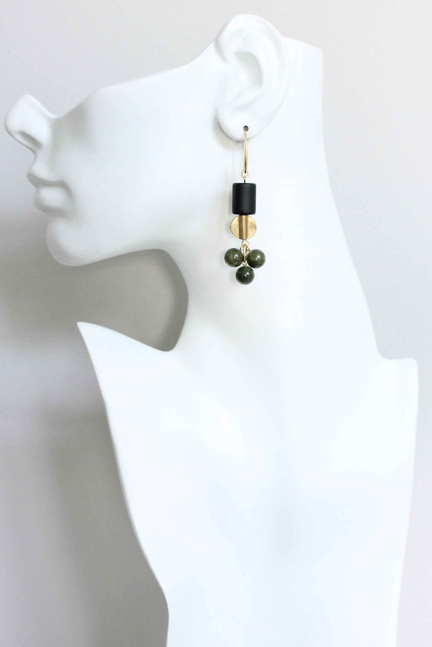 JLTE38 black and green cluster earrings